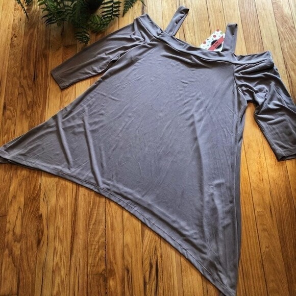 NWT Taupe cold shoulder top - Picture 2 of 2